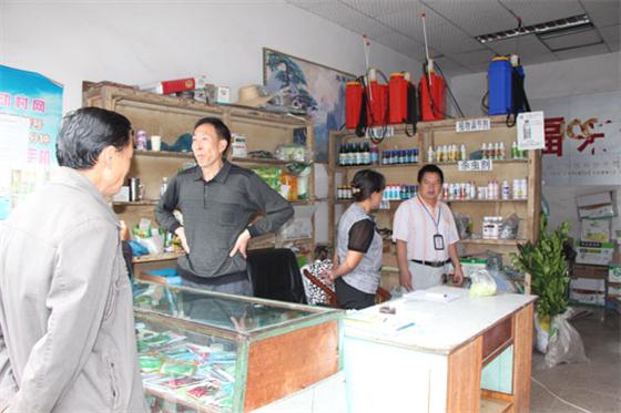 石棉县开展双节期间农资经营市场与初级农产品质量安全大检查